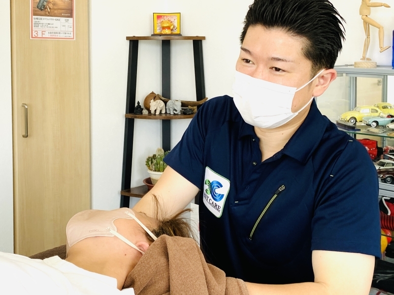 松本市の整体院アストケアで施術を行う理学療法士 百瀬正浩
