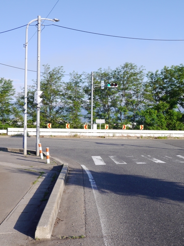 奈良井川に突き当たる交差点で左折するポイントの様子