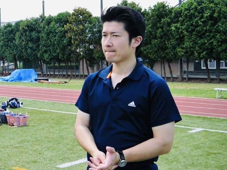 フィジカルトレーナーとして現場で指導を行う百瀬正浩の様子