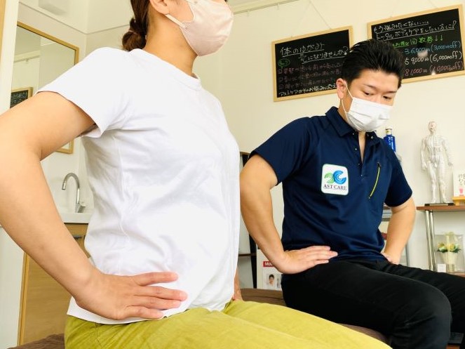 施術後に体の状態やセルフケアについて説明している様子