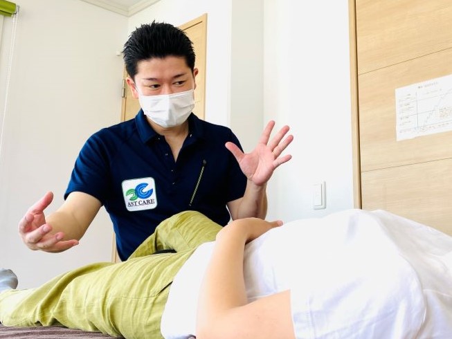 姿勢や動きを確認し体の状態をチェックしている様子