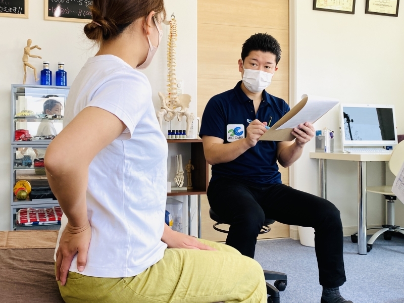 症状や悩みについて丁寧に話を聞いているカウンセリングの様子