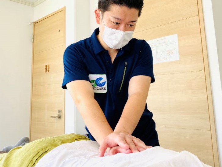 体の状態に合わせて優しく施術している様子