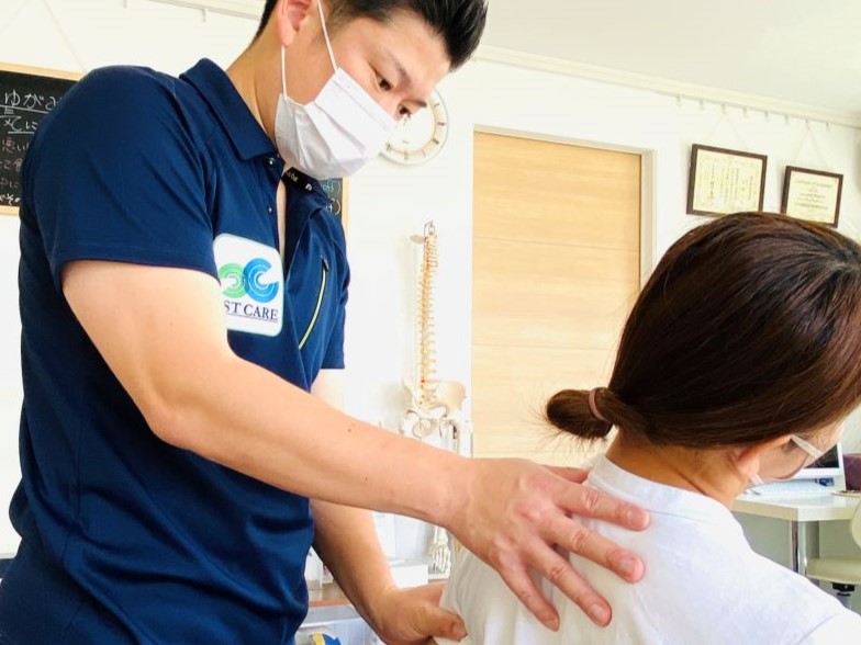 体の状態に合わせて全身のバランスを整えている施術の様子