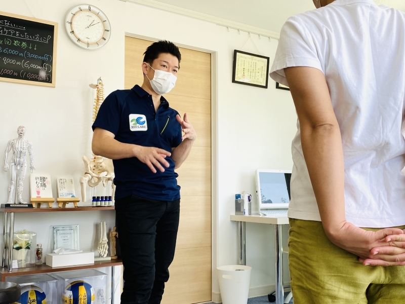塩尻市周辺の整体アストケアで全身のつながりを確認しながら施術している様子