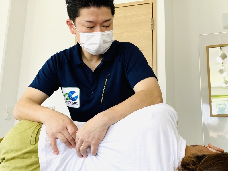 塩尻市周辺の整体アストケアで背骨や骨盤まわりを調整している施術風景