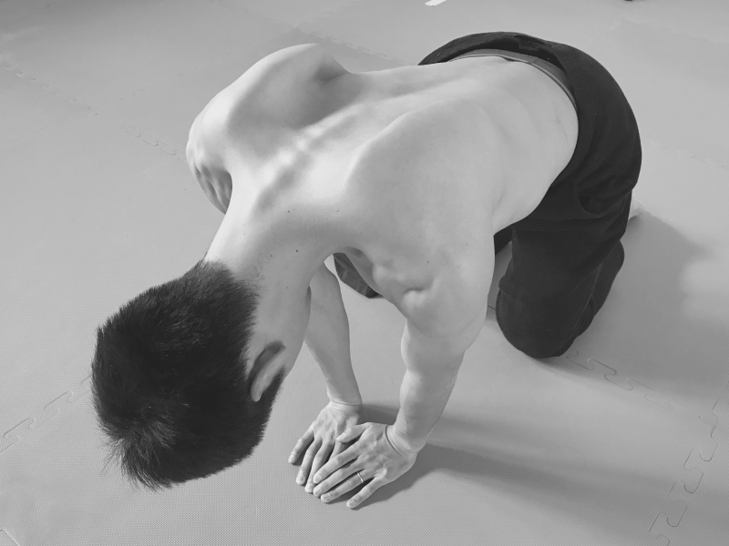 肩甲骨の動きを高めるための身体操作トレーニングの様子（アストケア）